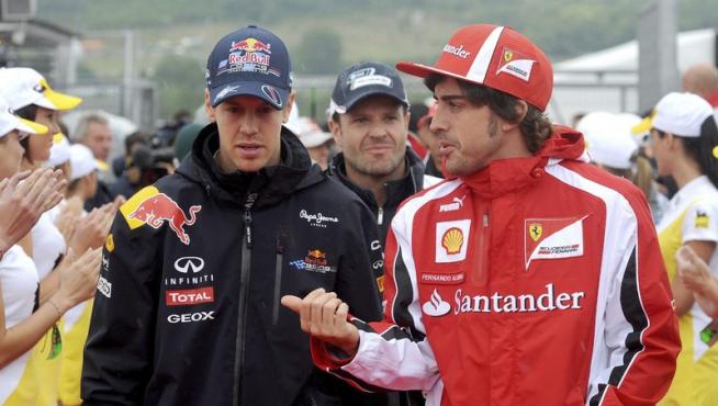 Vettel y Alonso conversan durante el desfile de pilotos del GP de Hungría