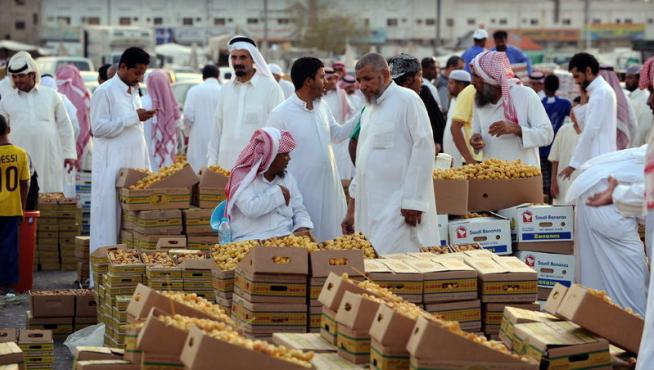 Algunos hombres realizan compras para el ramadán en un mercado de Riyadh