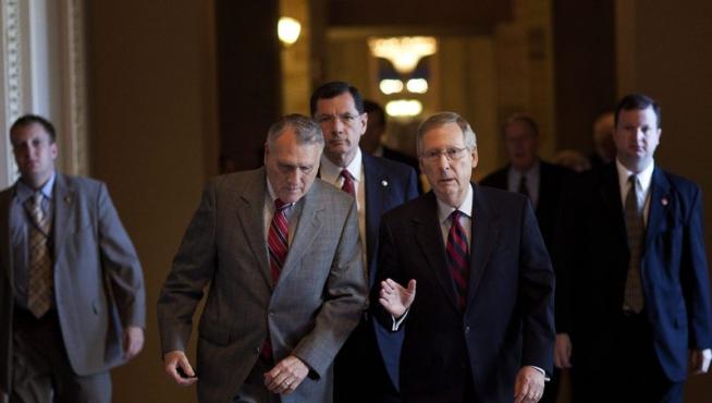 Representantes republicanos se dirigen al Senado.