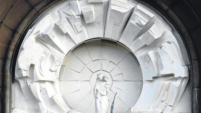 'Venida de la Virgen', relieve de Pablo Serrano en la fachada principal del Pilar