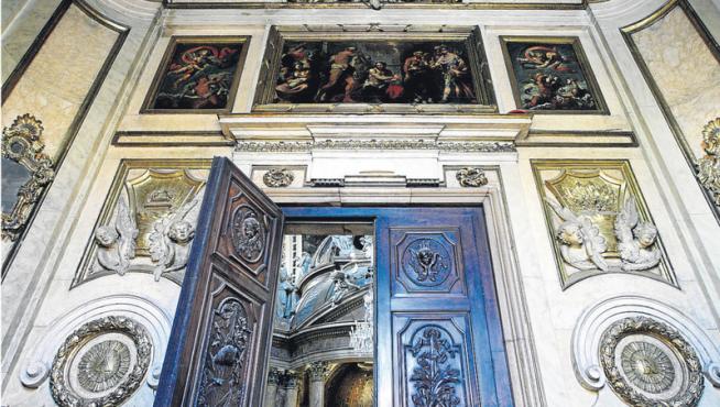Las puertas, talladas en nogal, uno de los elementos más significativos de la sacristía de la Virgen