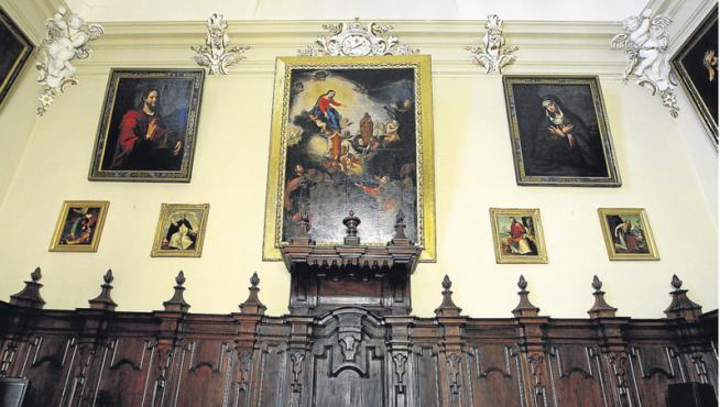 Un cuadro que representa la Venida de la Virgen preside la sala. Junto a ella, una Dolorosa y el Señor bendiciendo