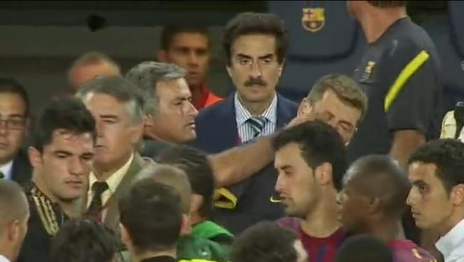 Momento en el que Mourinho mete el dedo en el ojo al ayudante de Guardiola