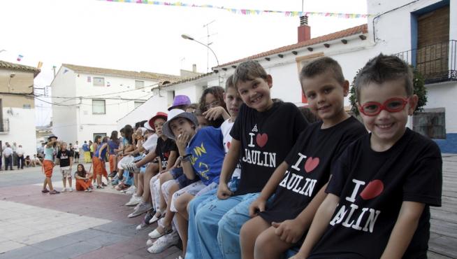 Los niños de Jaulín lucieron la camiseta de las fiestas 2011.