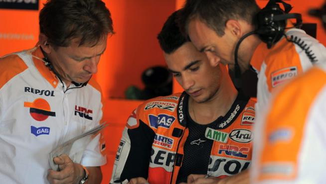 Pedrosa charla con sus técnicos