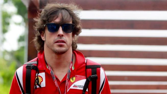 Fernando Alonso sale del paddock de Singapur