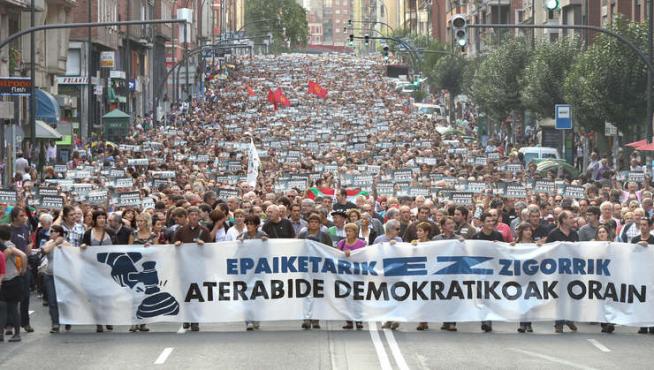 Simpatizantes de la izquierda abertzale se han manifestado por el centro de Bilbao