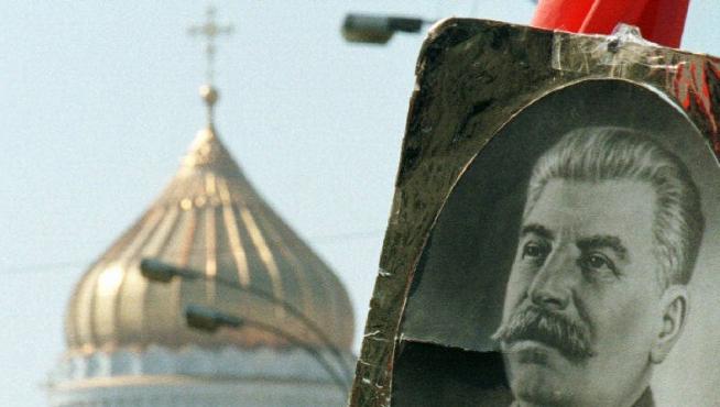 Una mujer sostiene un retrato de Stalin en Moscú