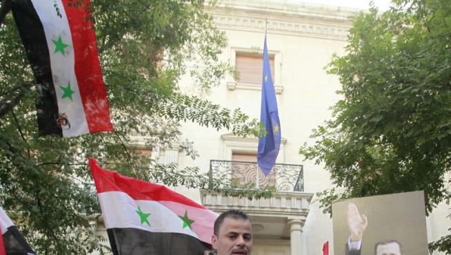 Manifestantes afectos al régimen de Bachar al Assad gritan durante una concentración en Damasco