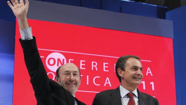 Alfredo Pérez-Rubalcaba y José Luis Rodríguez Zapatero, ayer, en la conferencia política del PSOE