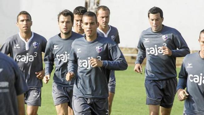 Un grupo de futbolistas del Huesca, con Sorribas a la derecha, en la sesión de ayer.