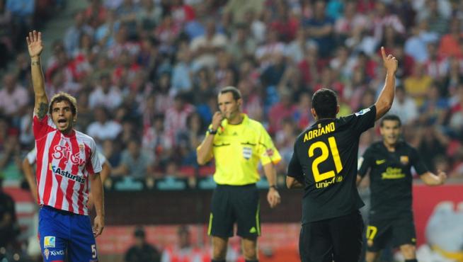 Adriano celebra el gol del Barça antes las protestas del Sporting