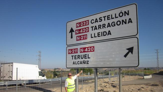 Miguel Omella, de la Junta de Ferrocarriles y Carreteras, en un cartel en el que no se anuncian servicios.