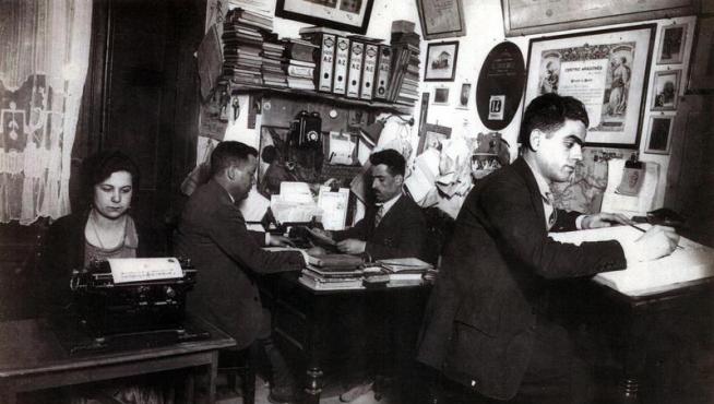 Las oficinas de Cinematográfica Daroca, con Jesús Daroca al fondo y su hermano, Julián Daroca, en primer término