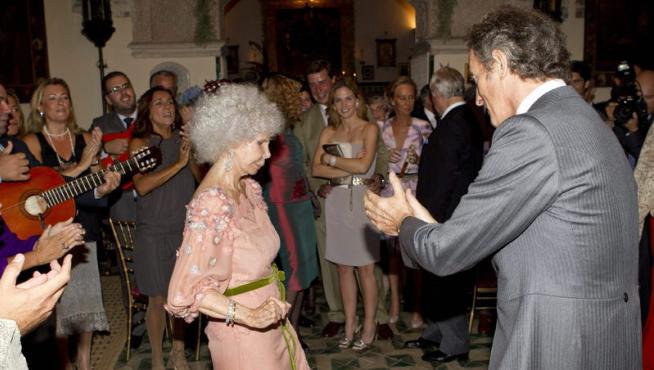 La duquesa de Alba baila una sevillana mientras Alfonso Díez toca las palmas
