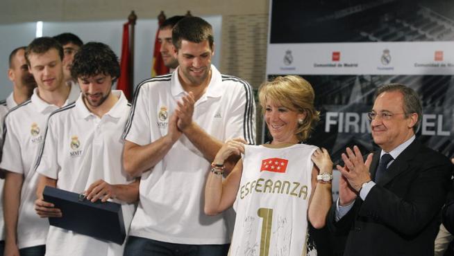 Florentino Pérez y Esperanza Aguirre junto a los jugadores del Real Madrid de Baloncesto