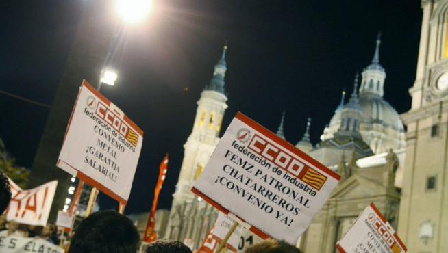 Varias personas durante la manifestación que, convocada por UGT y CCOO, ha tenido lugar hoy en Zaragoza