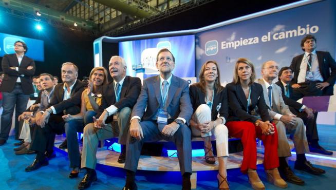 Mariano Rajoy junto a los líderes del PP antes de la conferencia