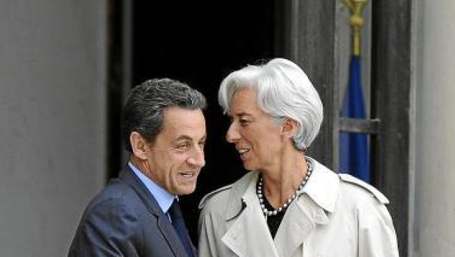 Sarkozy y la directora del FMI, ayer en París.