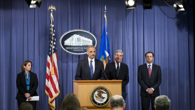 El secretario de Justicia de Estados Unidos, Eric Holder, hace pública la desarticulación de la trama terrorista.