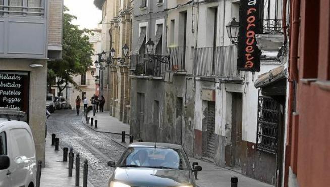 Un coche en la calle de las Cortes, una de las pocas donde se puede, aunque no se debe, acelerar.