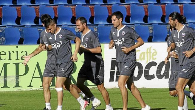Vázquez, con una cinta en su pierna izquierda, en  el entrenamiento de ayer tarde en El Alcoraz.