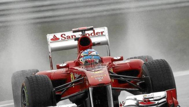 Fernando Alonso terminó cuarto en la segunda sesión de libres del día celebrada bajo la lluvia.