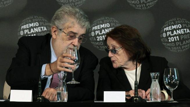El presidente de Planeta, José Manuel Lara, y la escritora Rosa Regàs