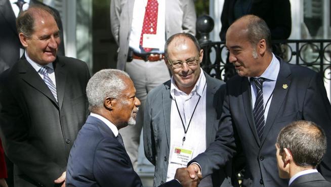Kofi Annan llega a San Sebastián y saluda a Martín Garitano