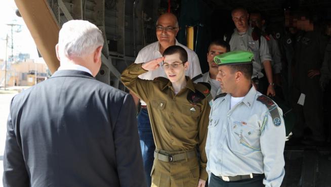 El soldado Shalit saluda a Netanyahu tras su liberación