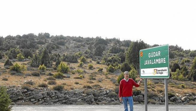 El alcalde de Manzanera posa en la zona en la que se van a instalar los aerogeneradores.