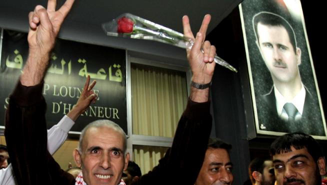 Un palestino hace el símbolo de la victoria tras la liberación de los prisioneros