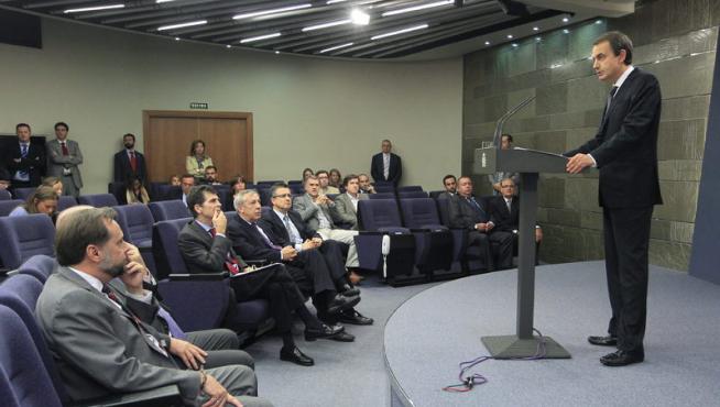 Zapatero evaluó durante su comparecencia en La Moncloa el cese de la actividad armada