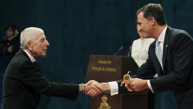 El príncipe Felipe entrega a Leonard Cohen el premio Príncipe de Asturias de las Letras