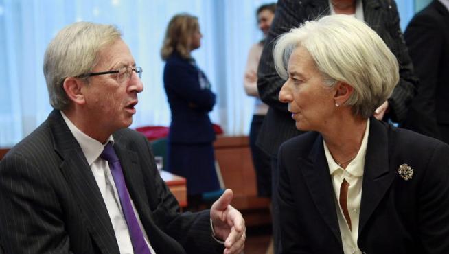 La directora del FMI, Christine Lagarde (d) conversa con el presidente del Eurogrupo, Jean-Claude Juncker