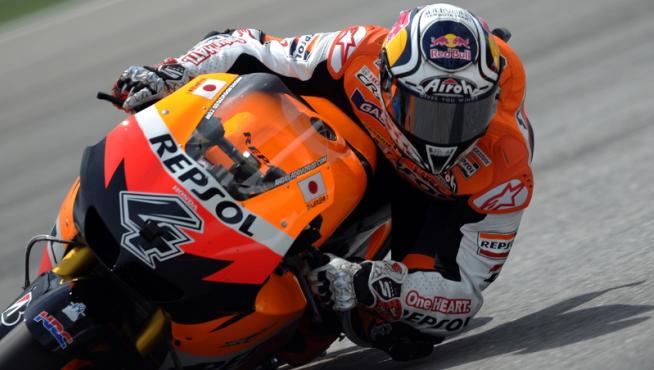 El piloto español dani Pedrosa sobre su moto en Sepang