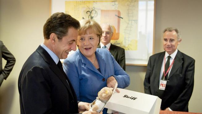 Merkel regala un oso de peluche a Sarkozy