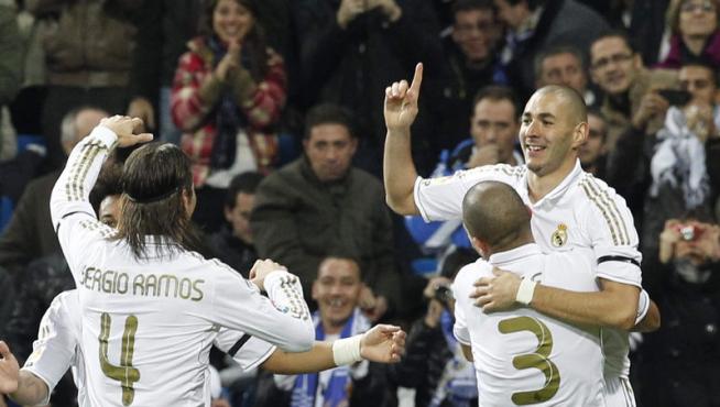 Los jugadores del Real Madrid celebran uno de sus goles