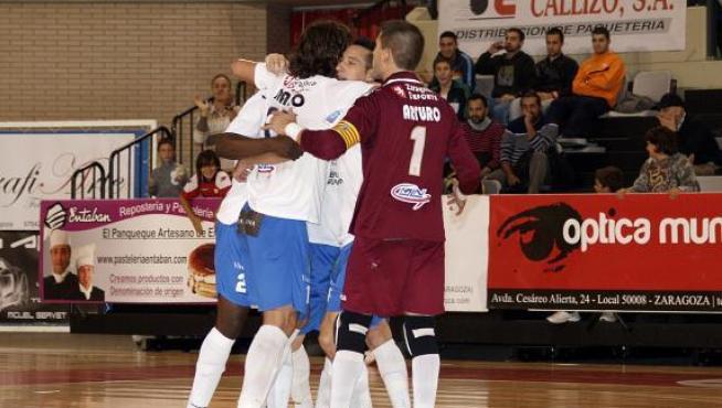 Los jugadores aragoneses celebran el gol de Carlos Muñoz.