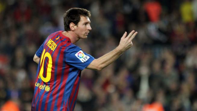 Messi señala con las manos los tres goles logrados