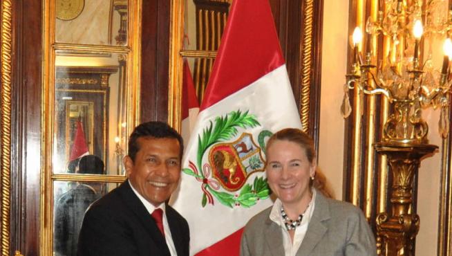El presidente de Perú, Ollanta Humala, saluda a la vicepresidenta del Banco Mundial, Pamela Cox