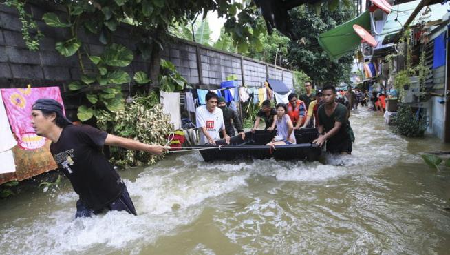 Los equipos de rescate tailandeses evacuan los residentes de una zona inundada de Bangkok