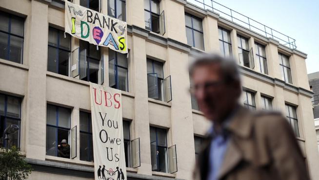 Los 'indignados' londinenses ocupan un edificio bancario en la City