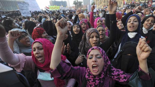 Las protestas continúan en la plaza Tahrir de El Cairo, a pesar de la propuesta de la Junta Militar de convocar un referéndum para decidir su continuidad.