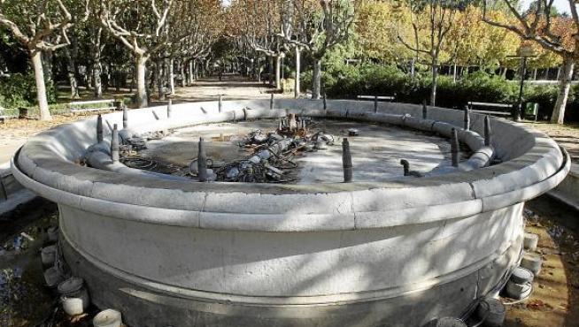 La fuente del parque de Miguel Servet está inservible desde 2006 por la inclinación del vaso.