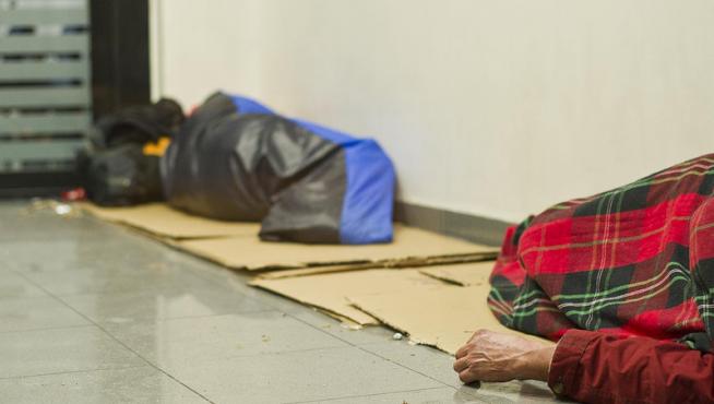 Cientos de cajeros de toda España se llenan por la noche de gente sin hogar