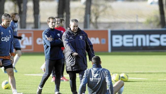 Quique Hernández, entrenador del Huesca, dirige una sesión de su equipo. El técnico cree en las posibilidades del conjunto oscense frente al Deportivo.