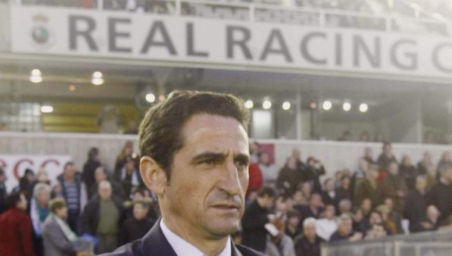 Manolo Jiménez, entrenador del Real Zaragoza, durante el encuentro frente al Racing de Santander.