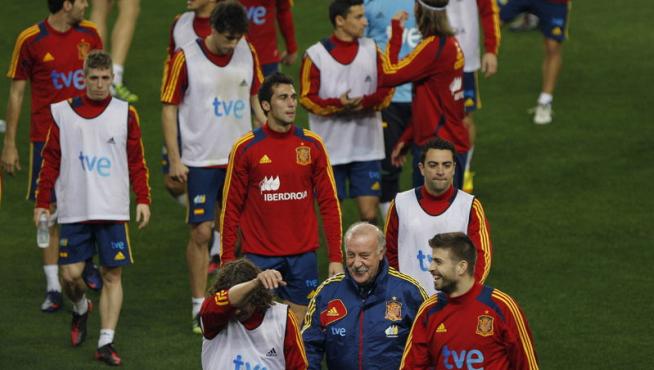 Vicente del Bosque, junto a sus jugadores en la Rosaleda