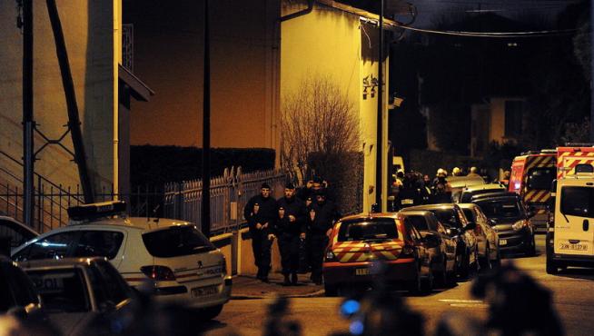 La policía lo mantiene acorralado en su casa